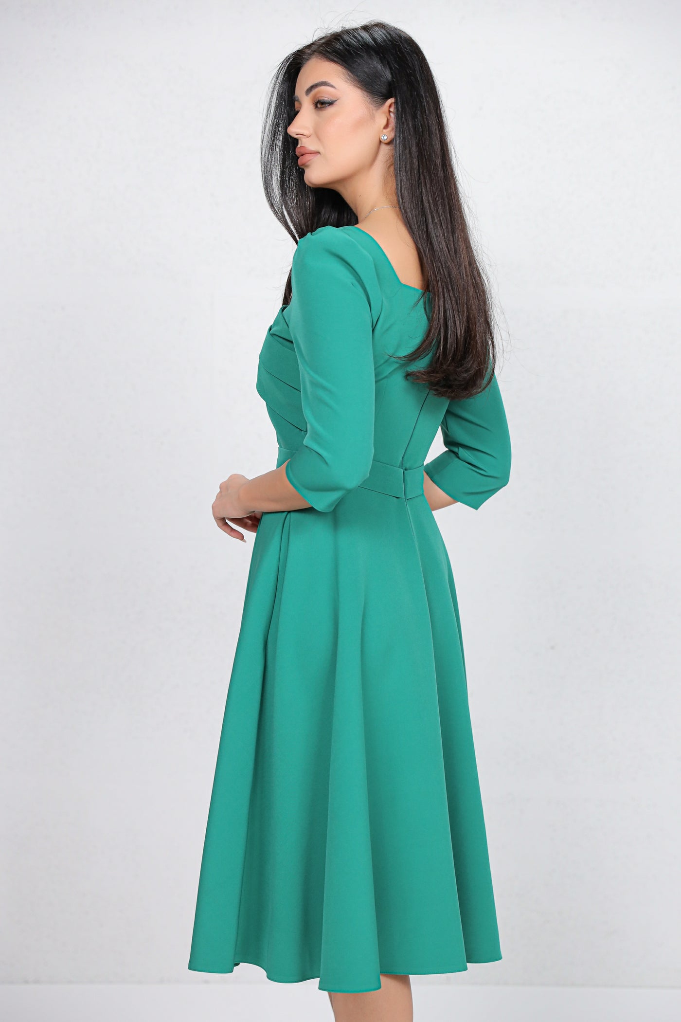 Rochie MBG verde cu design in zona bustului accesorizat cu nasturi perlute