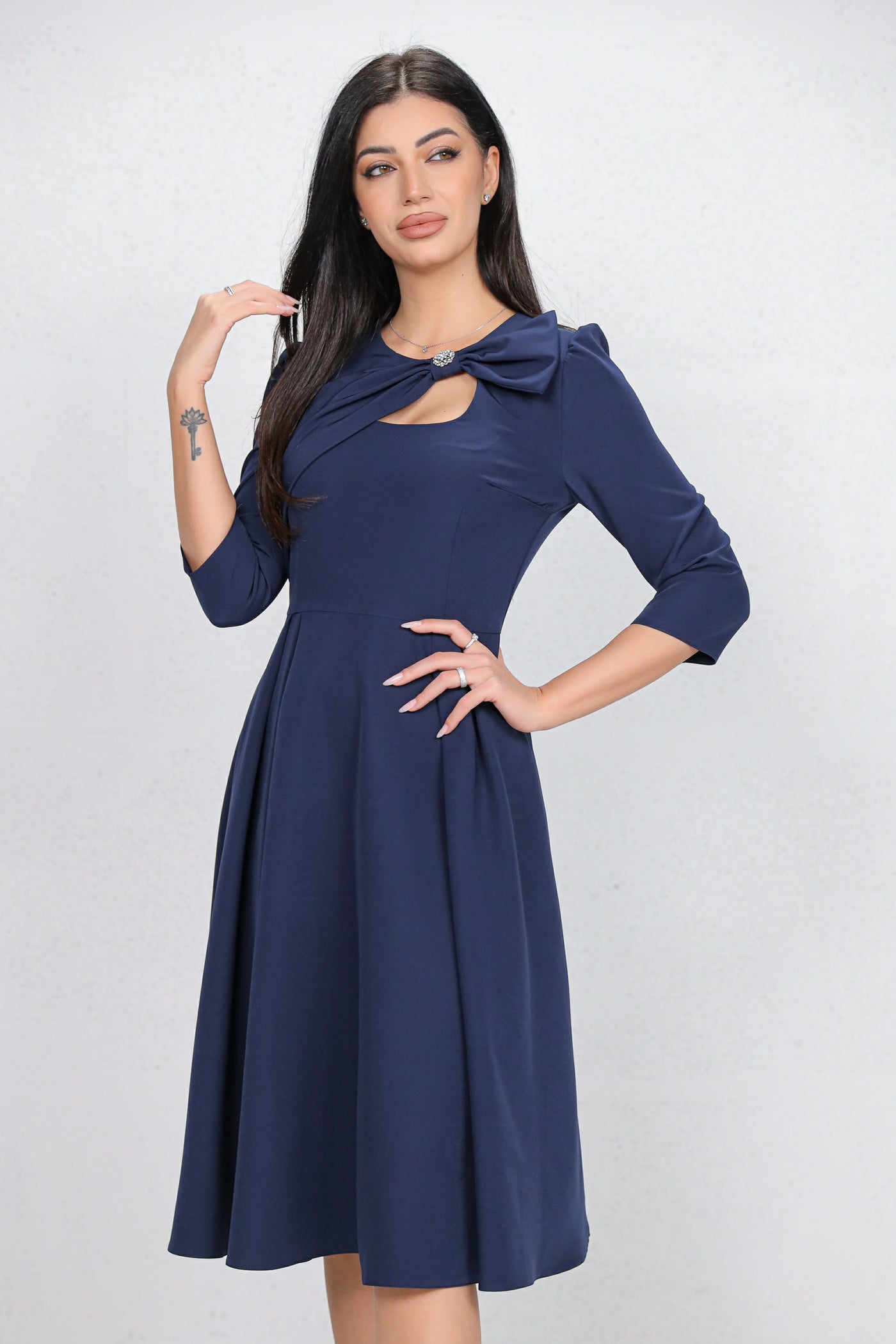 Rochie MBG bleumarin cu funda 3D pe umar si decupaj la decolteu