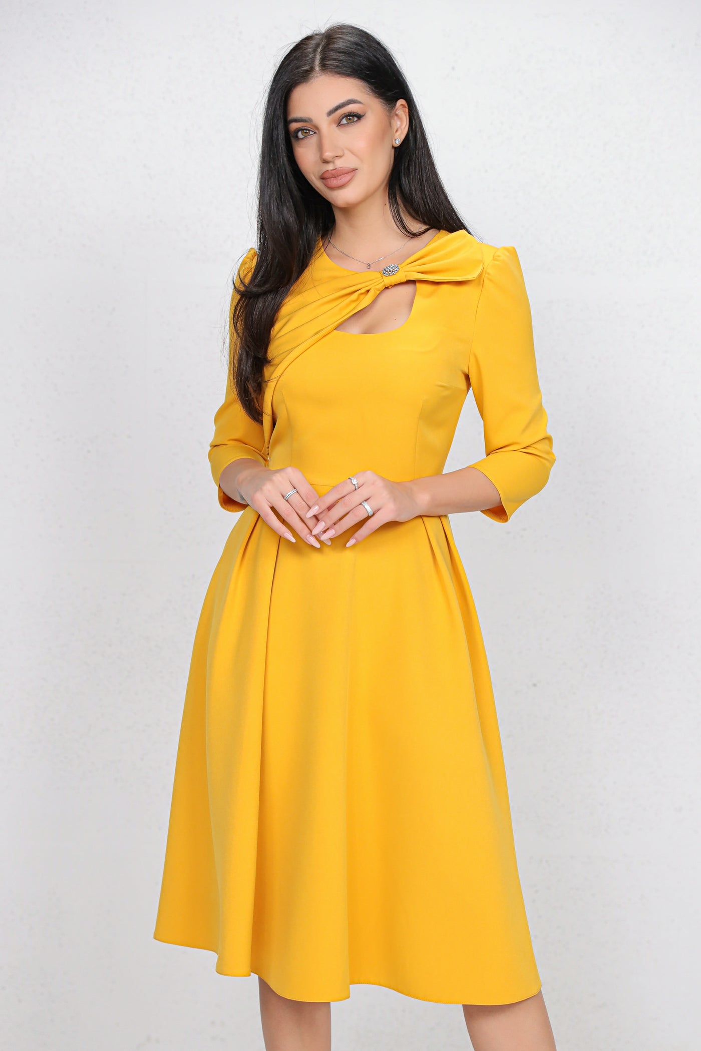 Rochie MBG galbena cu funda 3D pe umar si decupaj la decolteu