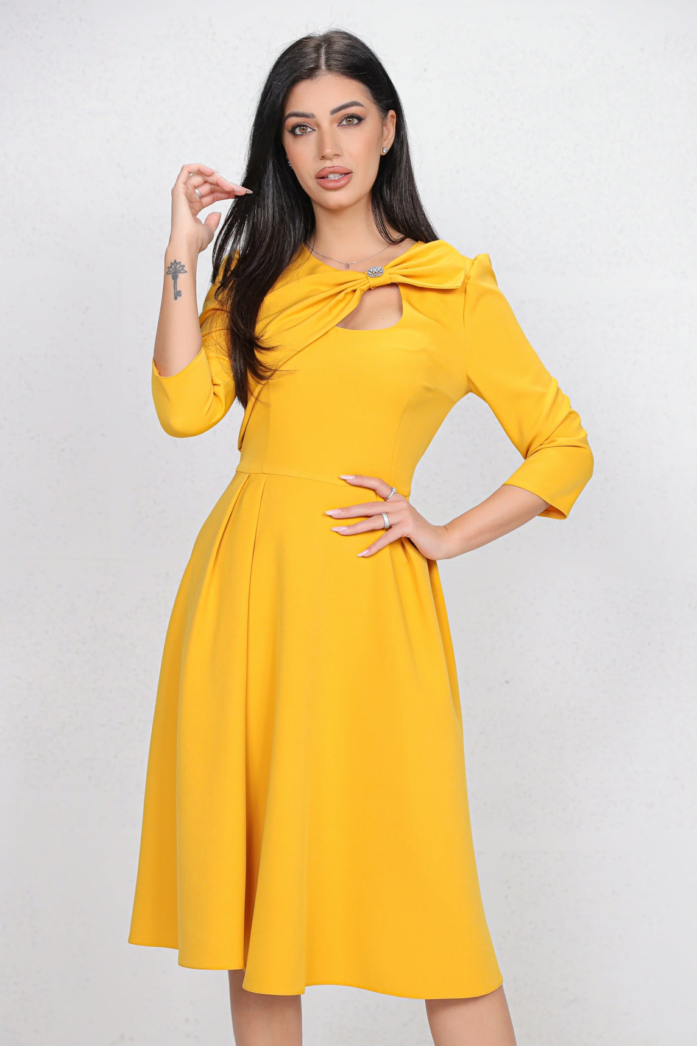 Rochie MBG galbena cu funda 3D pe umar si decupaj la decolteu