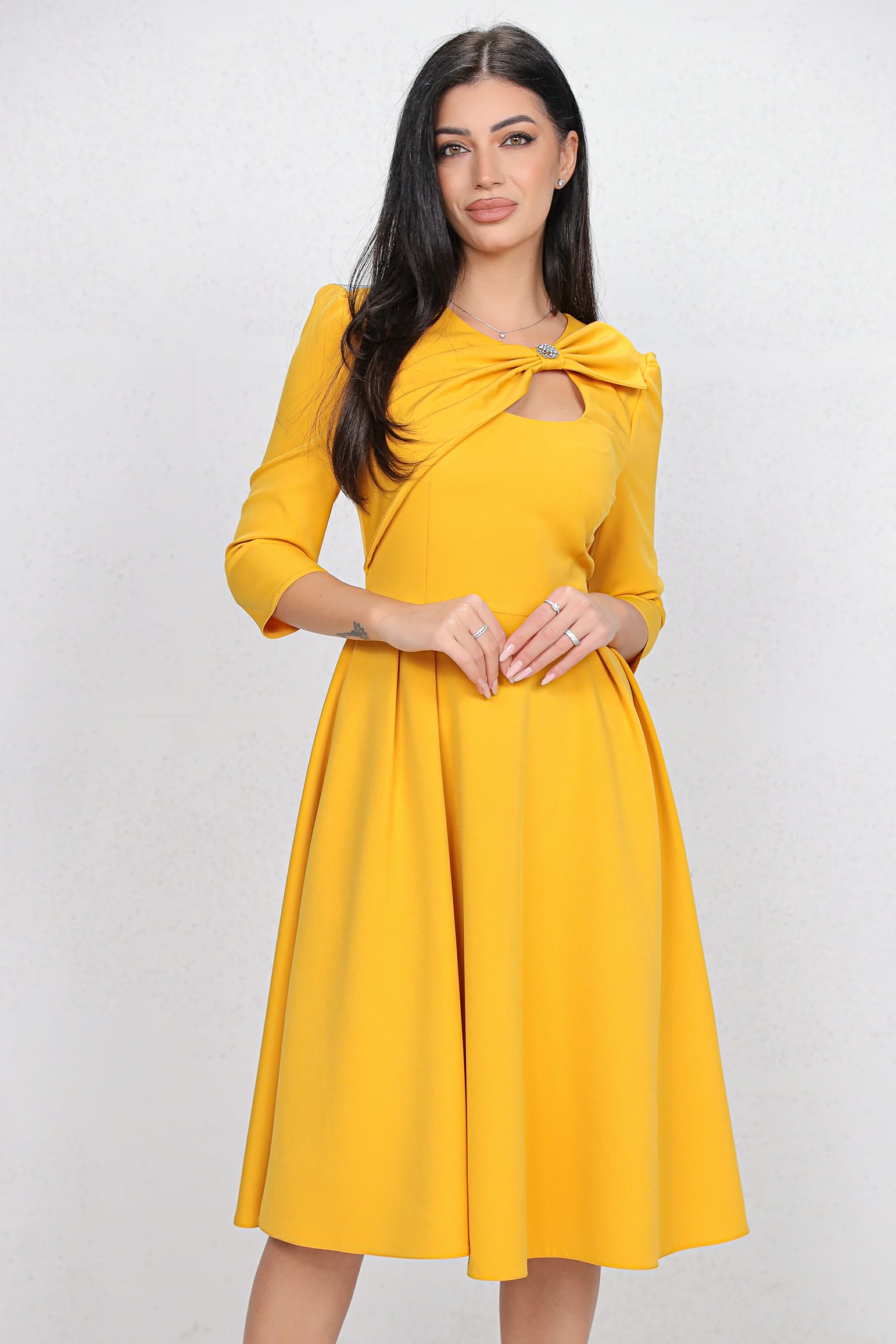 Rochie MBG galbena cu funda 3D pe umar si decupaj la decolteu