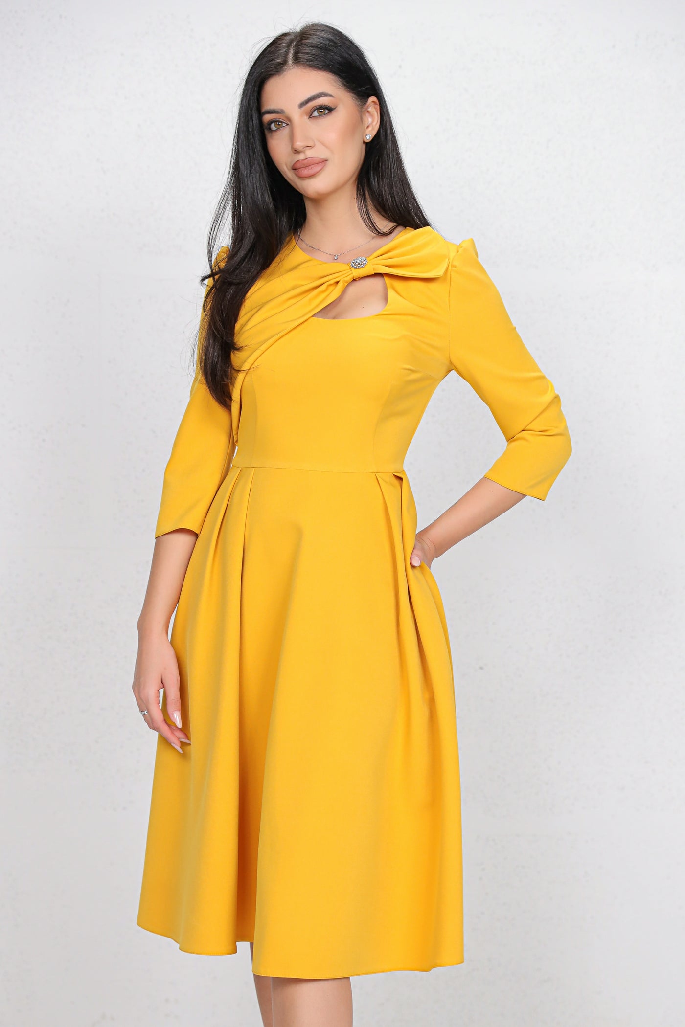 Rochie MBG galbena cu funda 3D pe umar si decupaj la decolteu