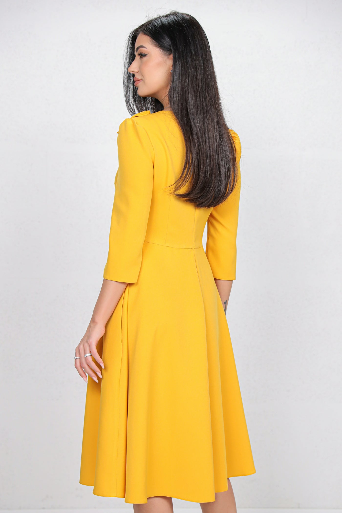 Rochie MBG galbena cu funda 3D pe umar si decupaj la decolteu