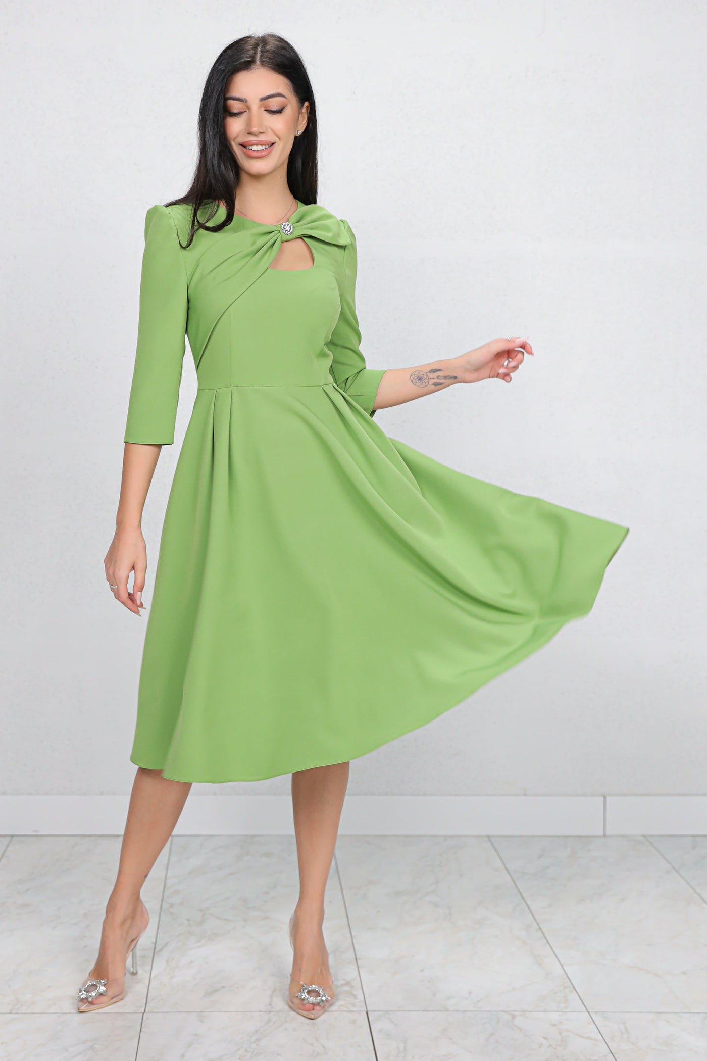 Rochie MBG olive cu funda 3D pe umar si decupaj la decolteu