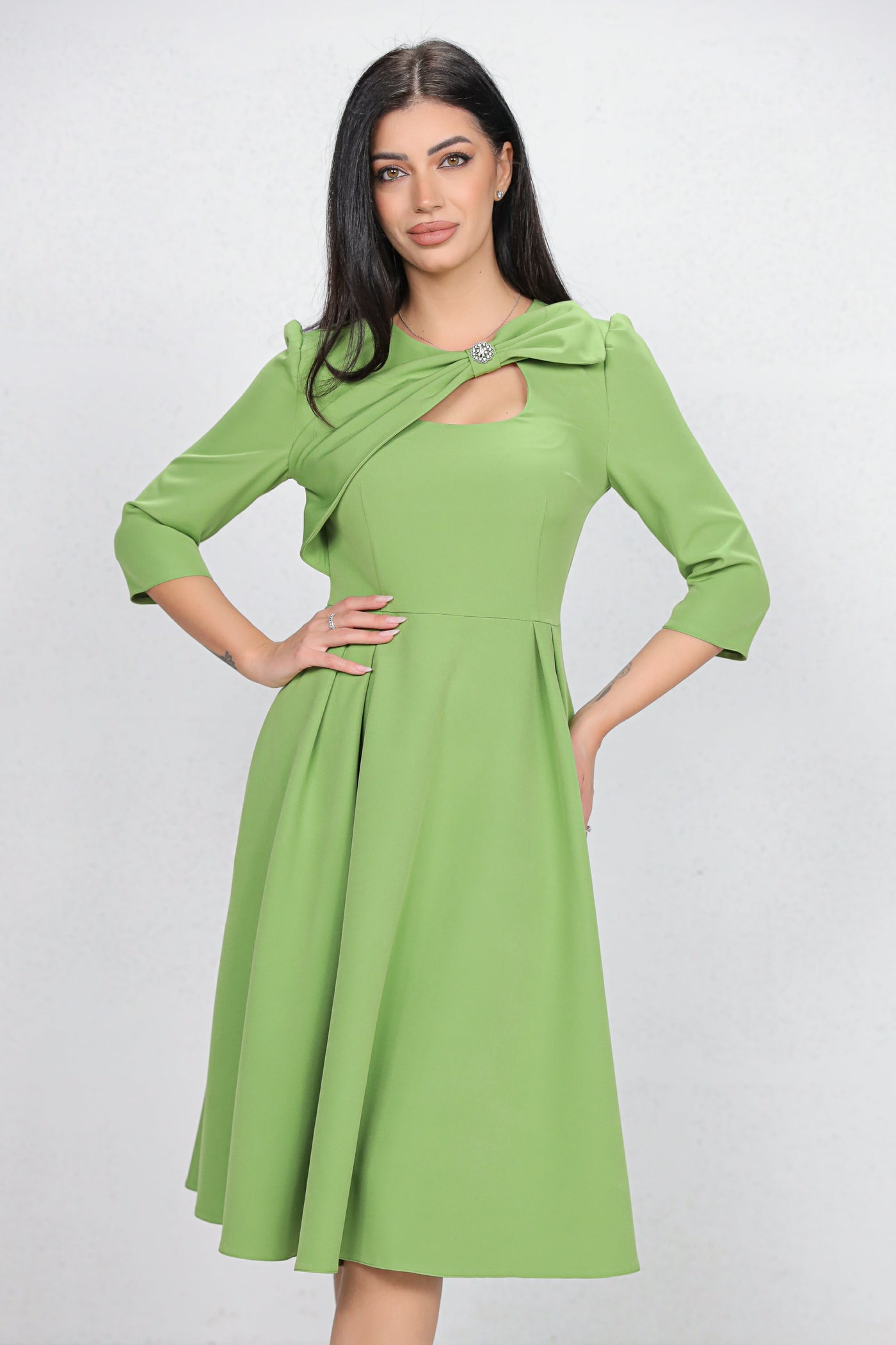 Rochie MBG olive cu funda 3D pe umar si decupaj la decolteu