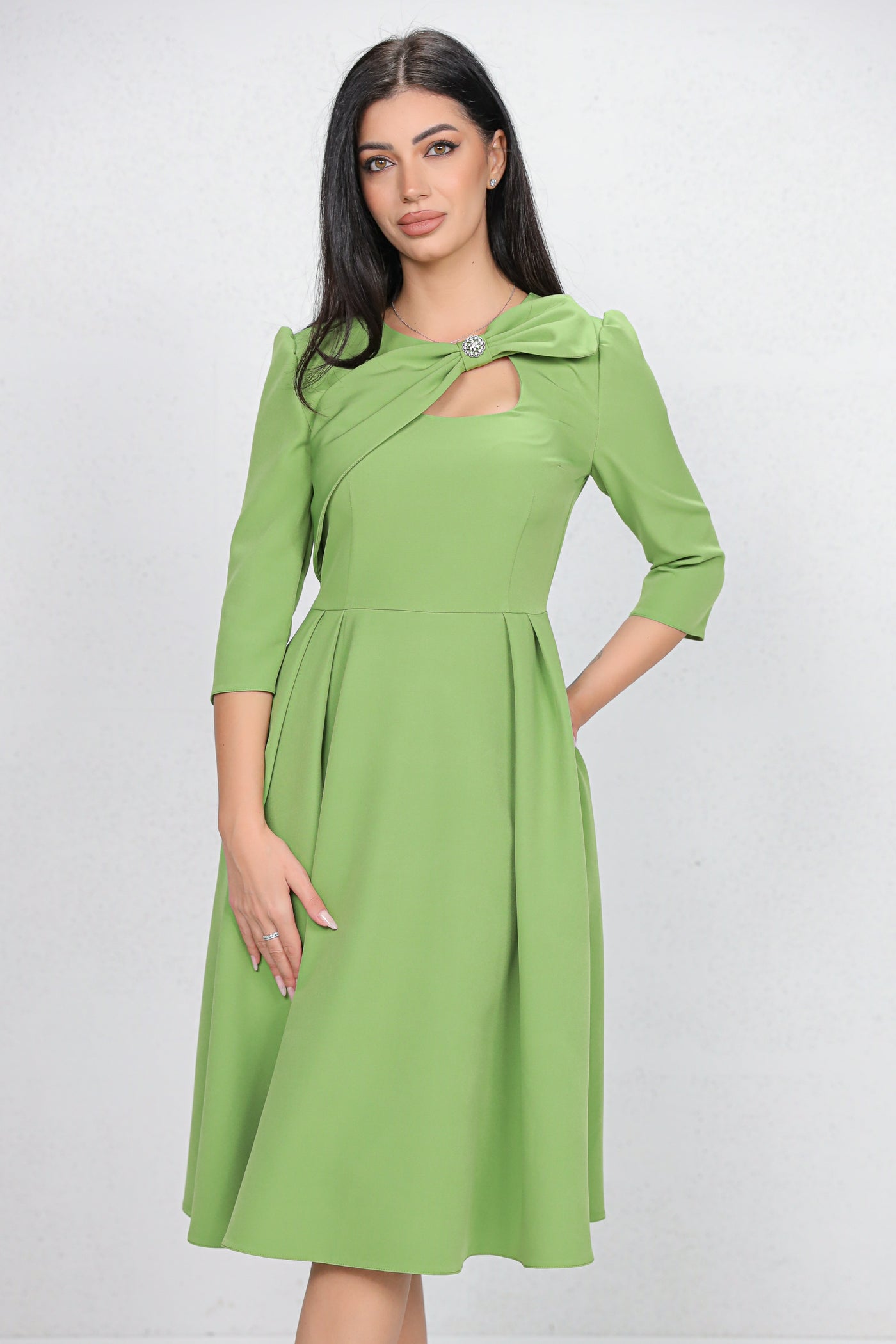 Rochie MBG olive cu funda 3D pe umar si decupaj la decolteu