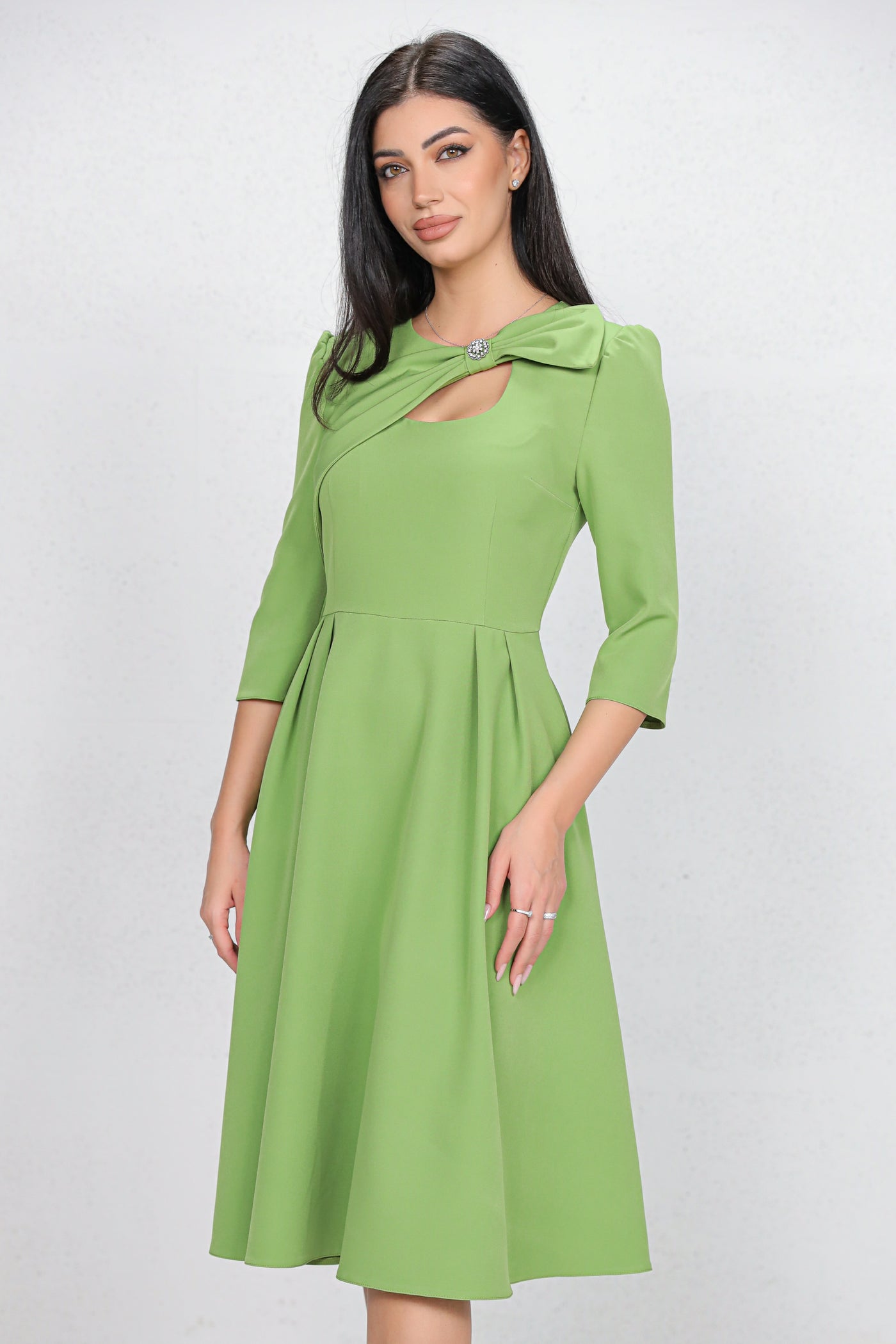 Rochie MBG olive cu funda 3D pe umar si decupaj la decolteu