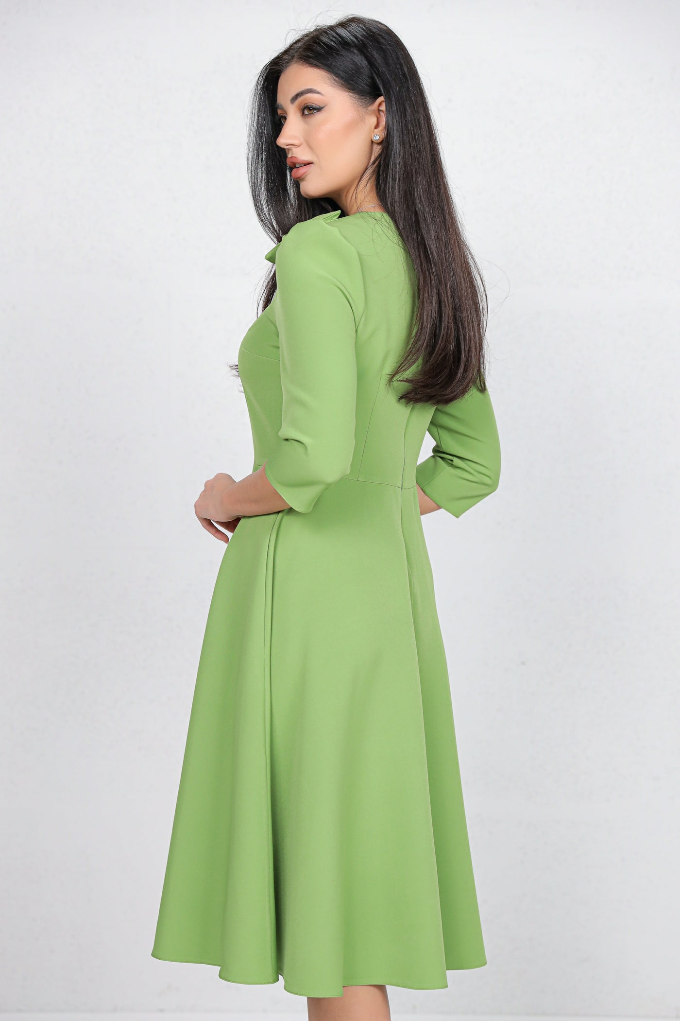 Rochie MBG olive cu funda 3D pe umar si decupaj la decolteu