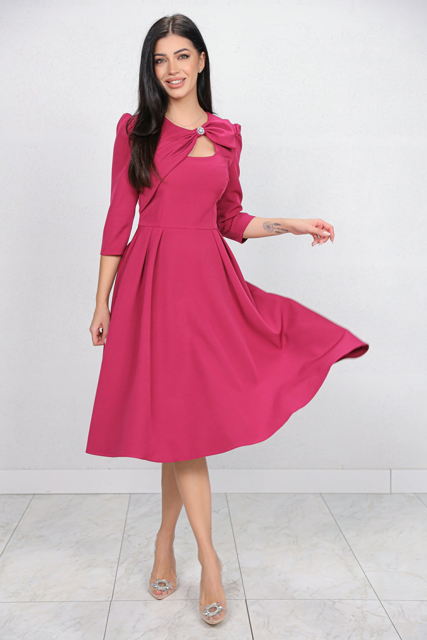 Rochie MBG magenta cu funda 3D pe umar si decupaj la decolteu