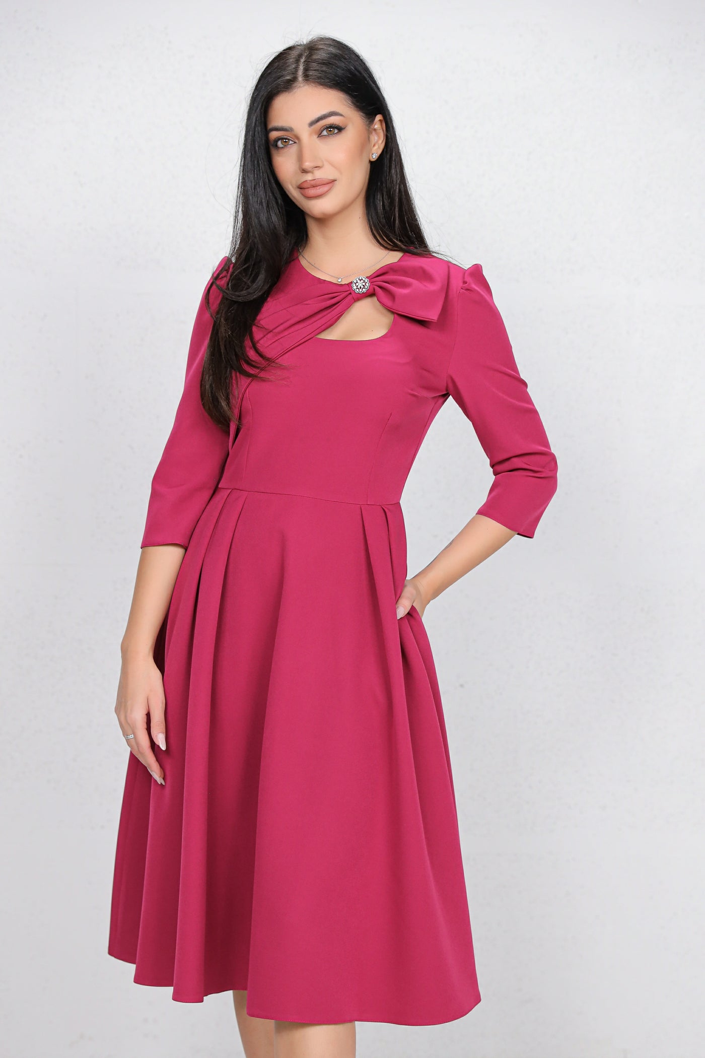 Rochie MBG magenta cu funda 3D pe umar si decupaj la decolteu