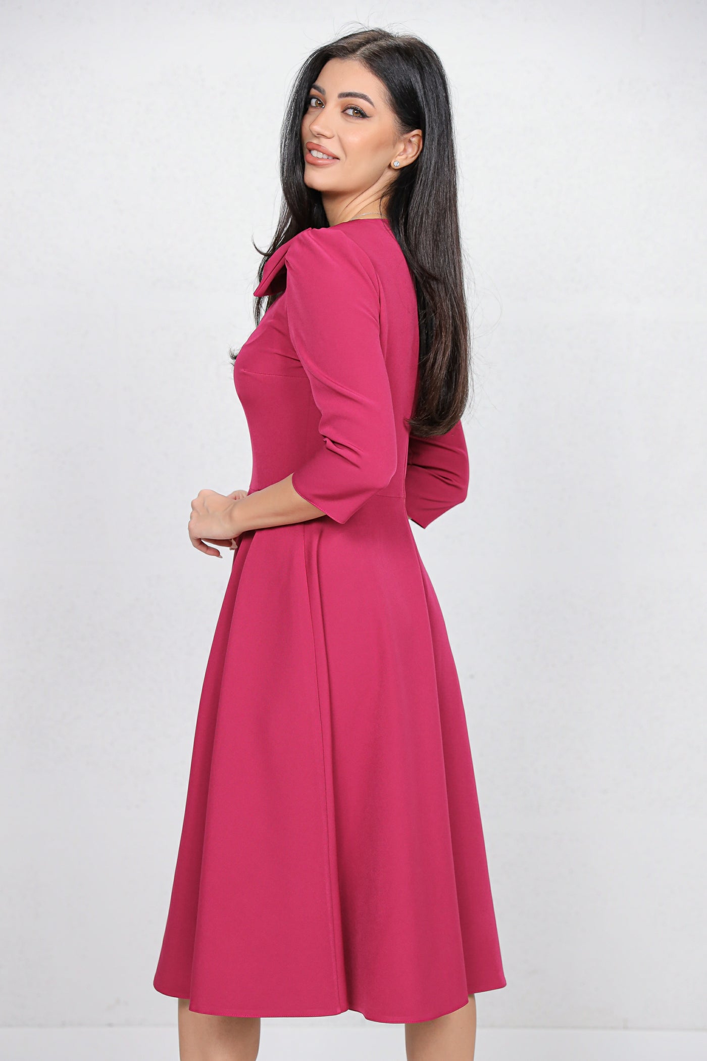 Rochie MBG magenta cu funda 3D pe umar si decupaj la decolteu