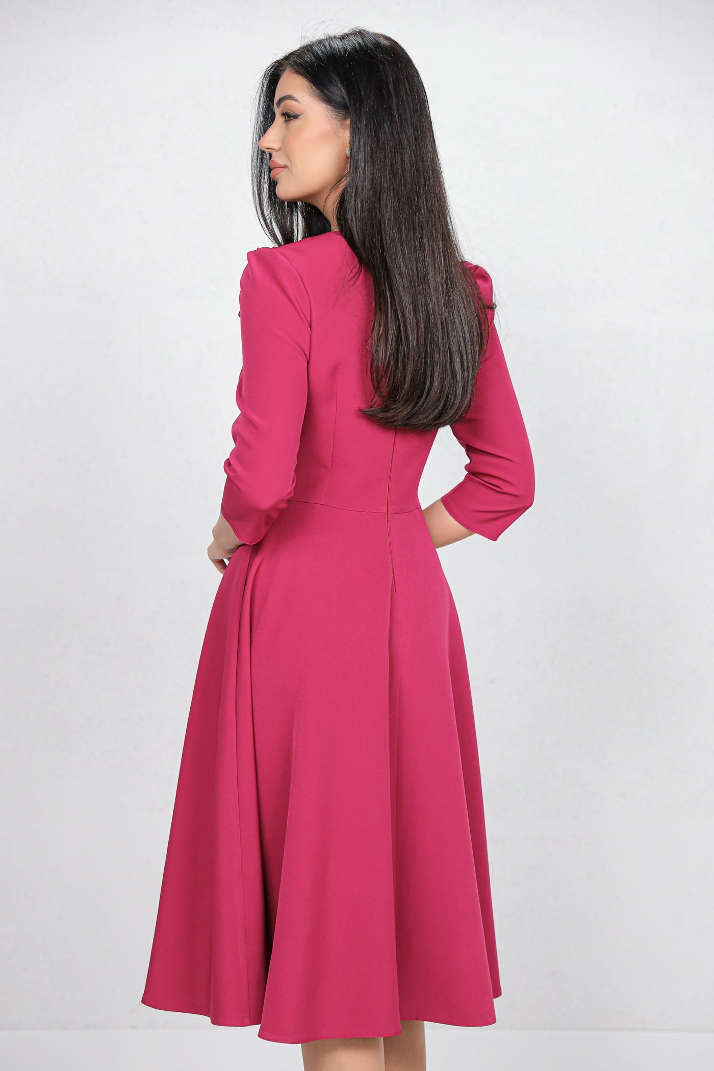 Rochie MBG magenta cu funda 3D pe umar si decupaj la decolteu