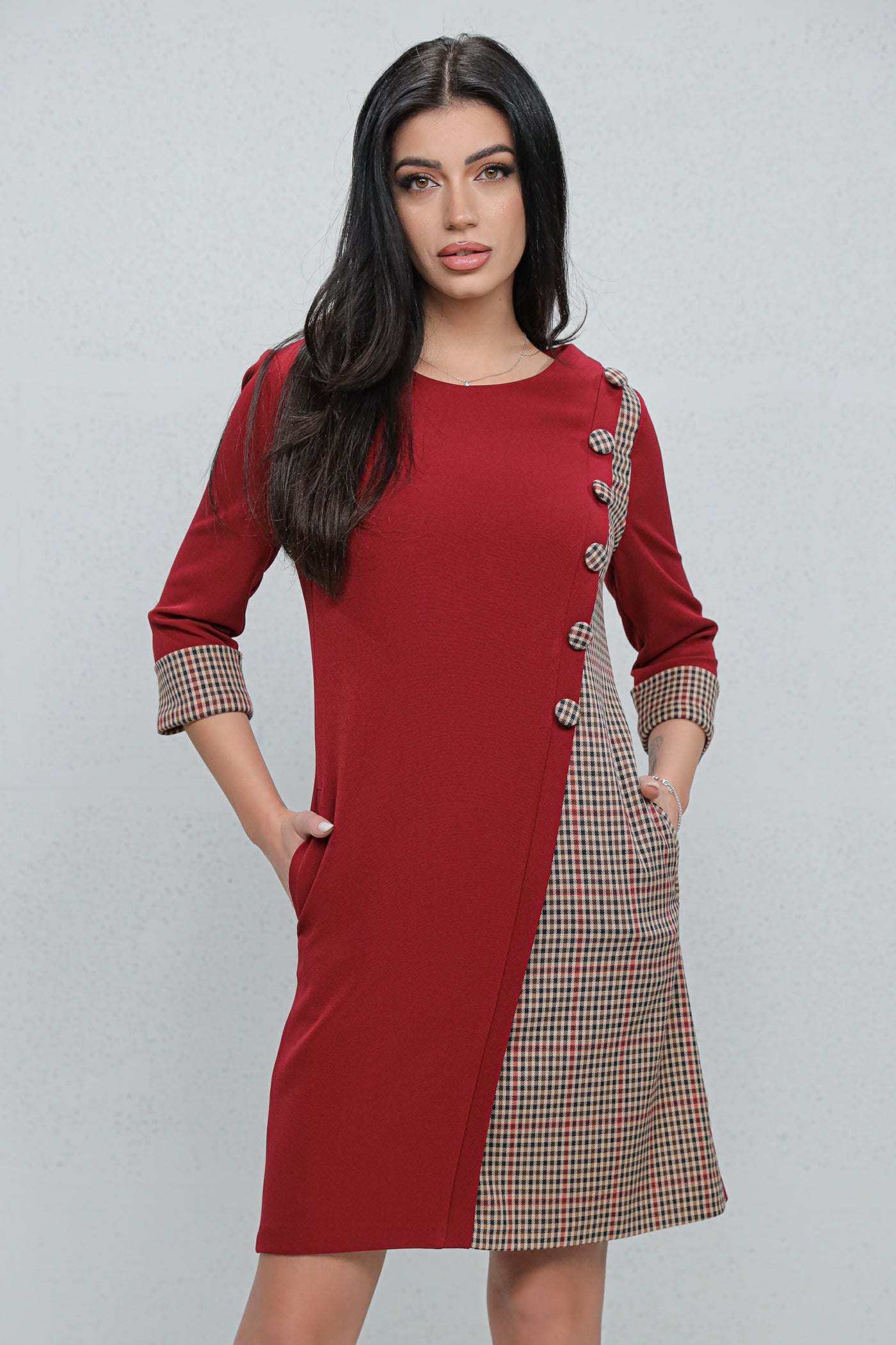 Rochie MBG office bordo cu carouri gri si nasturi decorativi