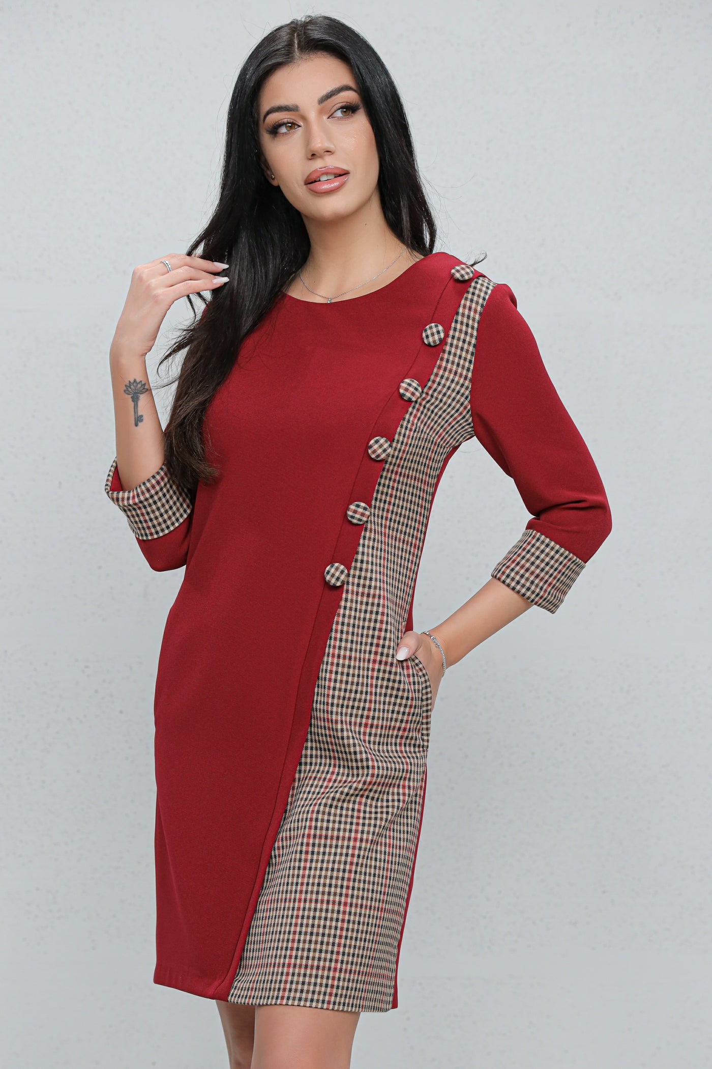 Rochie MBG office bordo cu carouri gri si nasturi decorativi