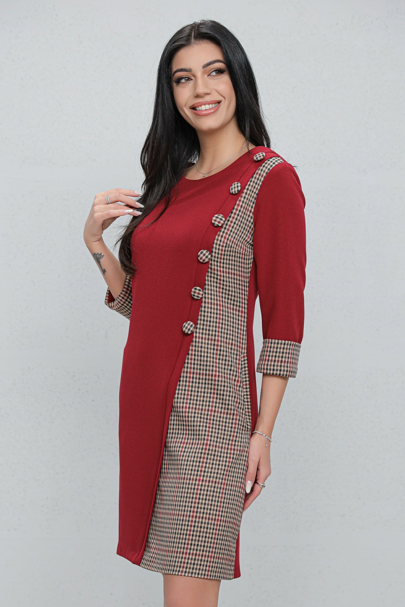 Rochie MBG office bordo cu carouri gri si nasturi decorativi