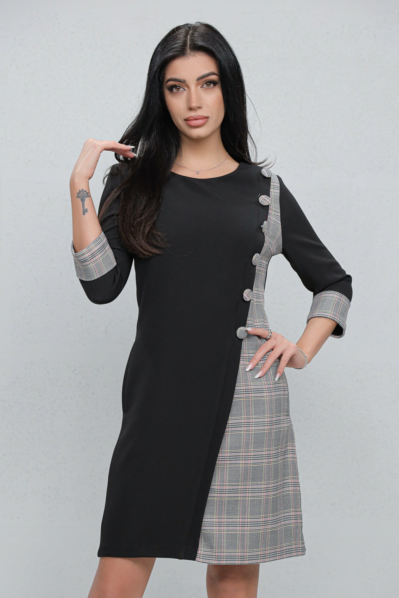 Rochie MBG office neagra cu carouri gri si nasturi decorativi