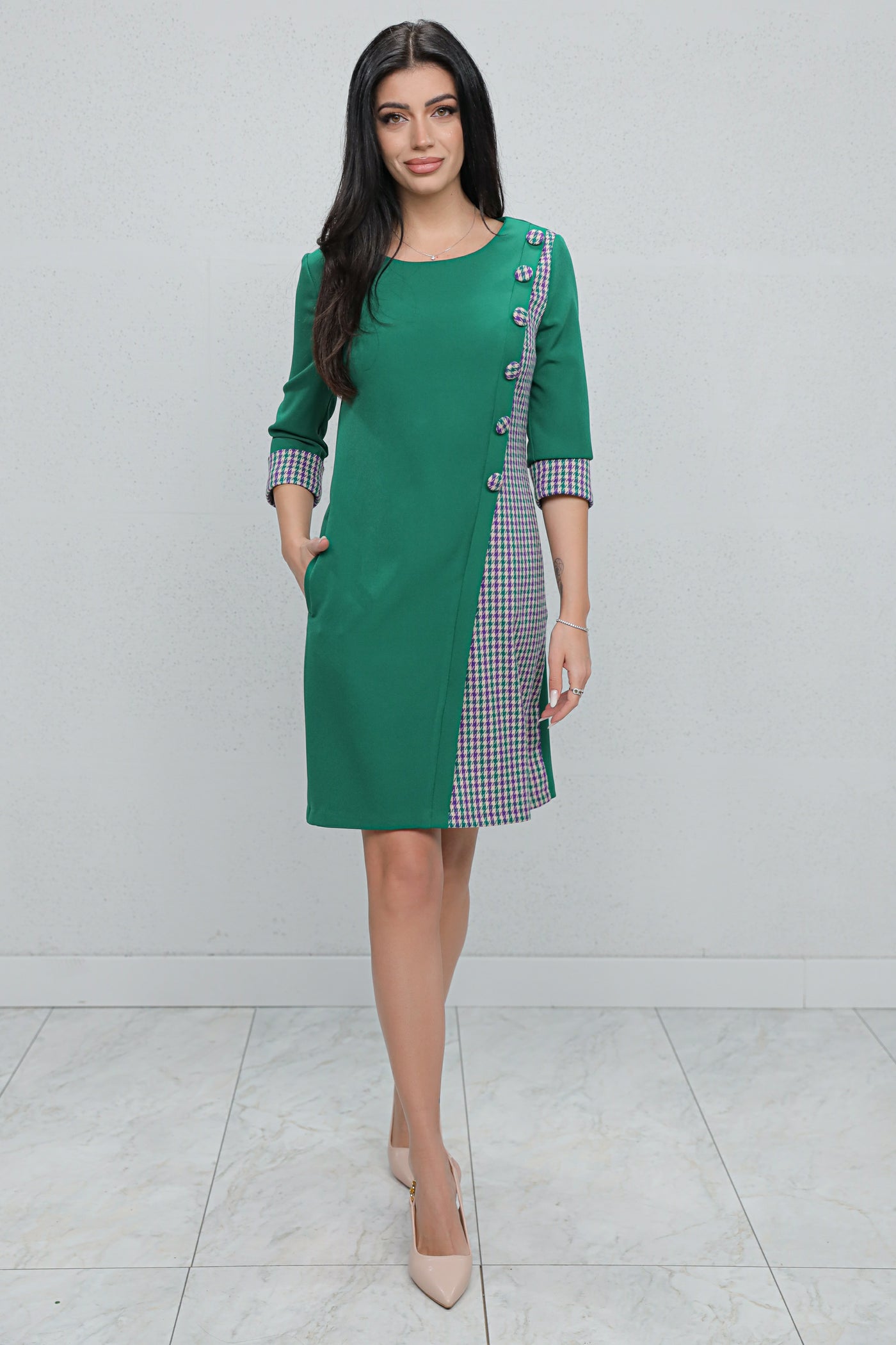 Rochie MBG office verde cu carouri gri si nasturi decorativi