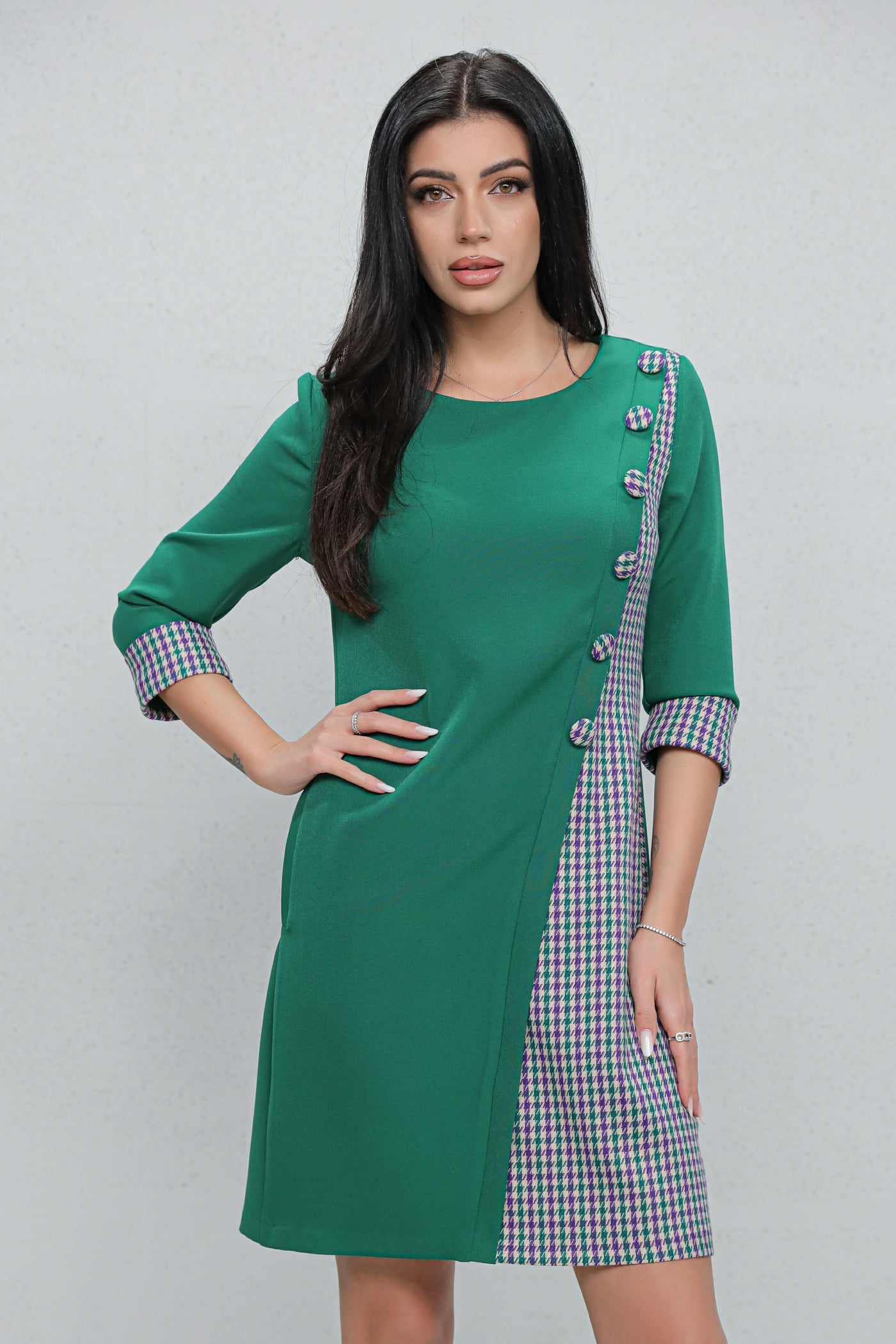 Rochie MBG office verde cu carouri gri si nasturi decorativi