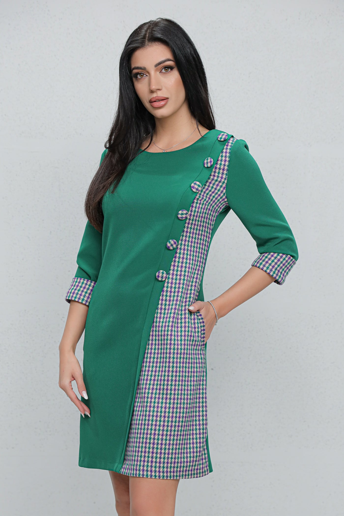 Rochie MBG office verde cu carouri gri si nasturi decorativi