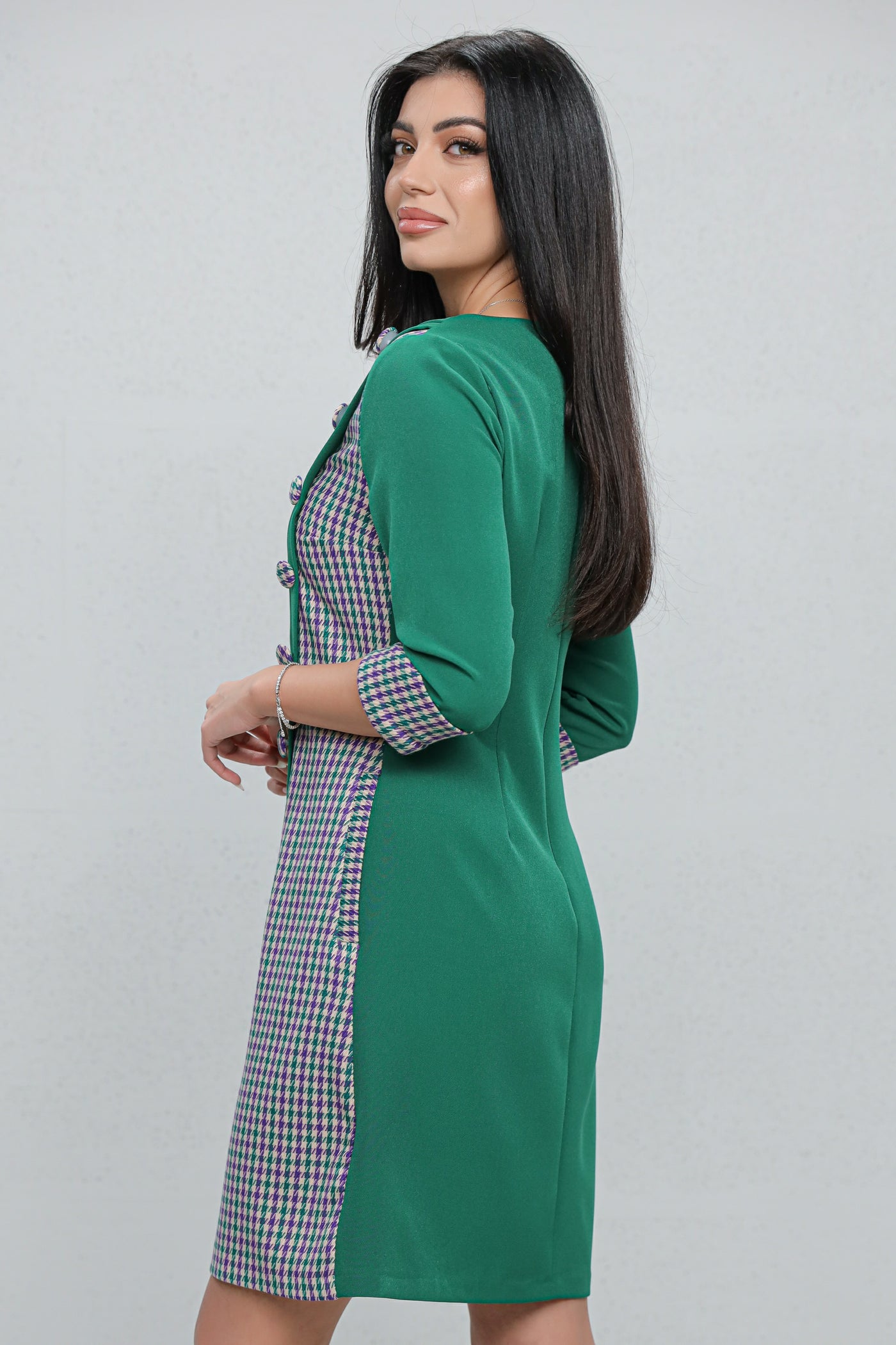 Rochie MBG office verde cu carouri gri si nasturi decorativi