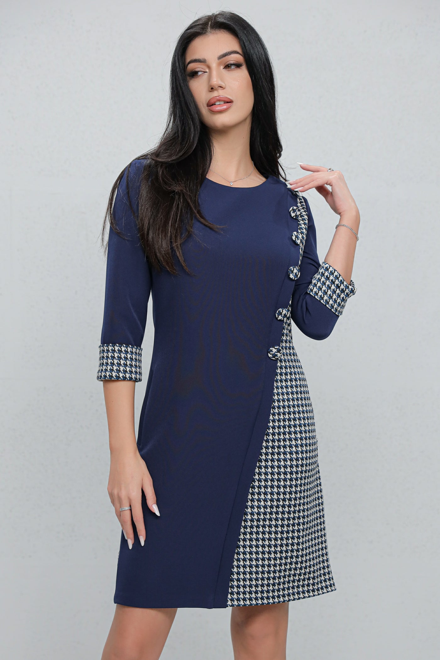 Rochie MBG office bleumarin cu carouri gri si nasturi decorativi