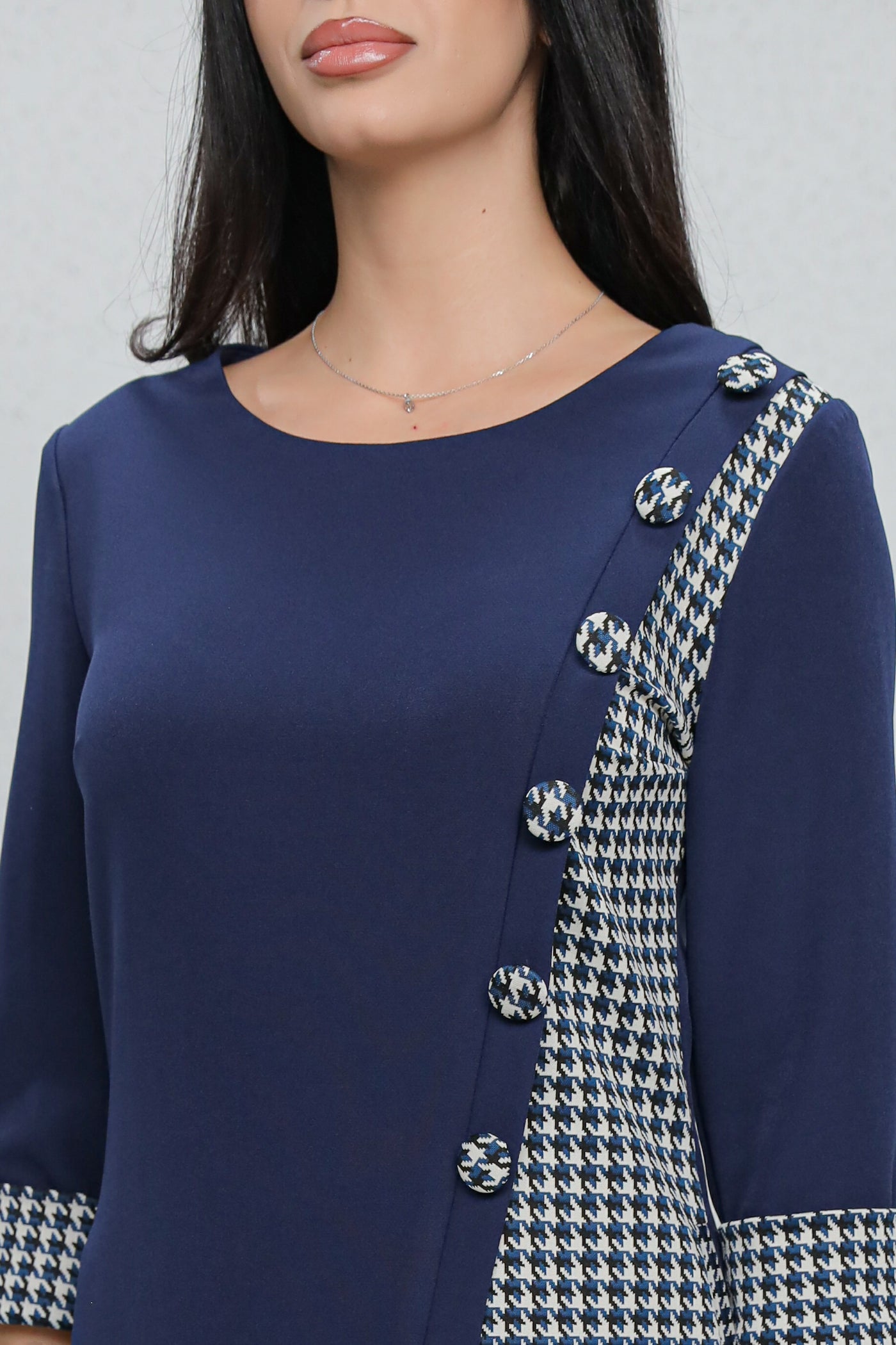 Rochie MBG office bleumarin cu carouri gri si nasturi decorativi