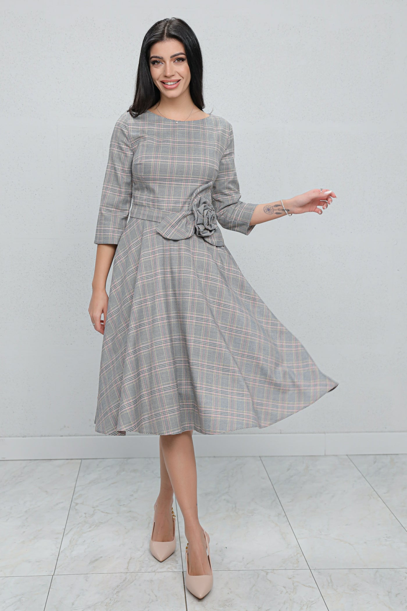 Rochie MBG gri cu carouri si floare 3D in talie