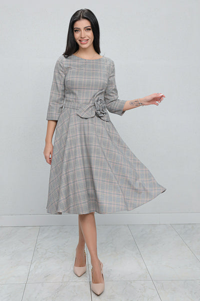 Rochie MBG gri cu carouri si floare 3D in talie