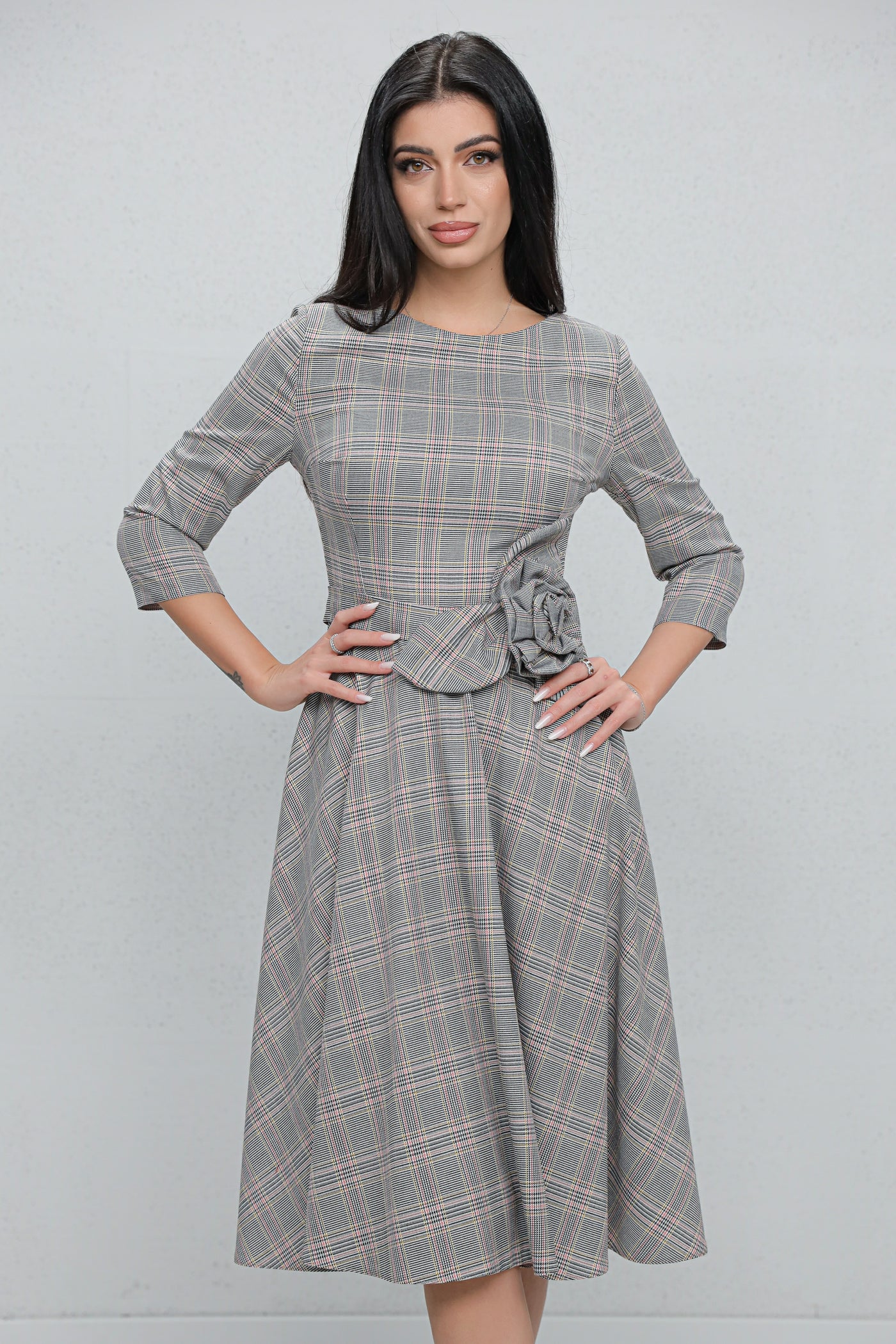 Rochie MBG gri cu carouri si floare 3D in talie