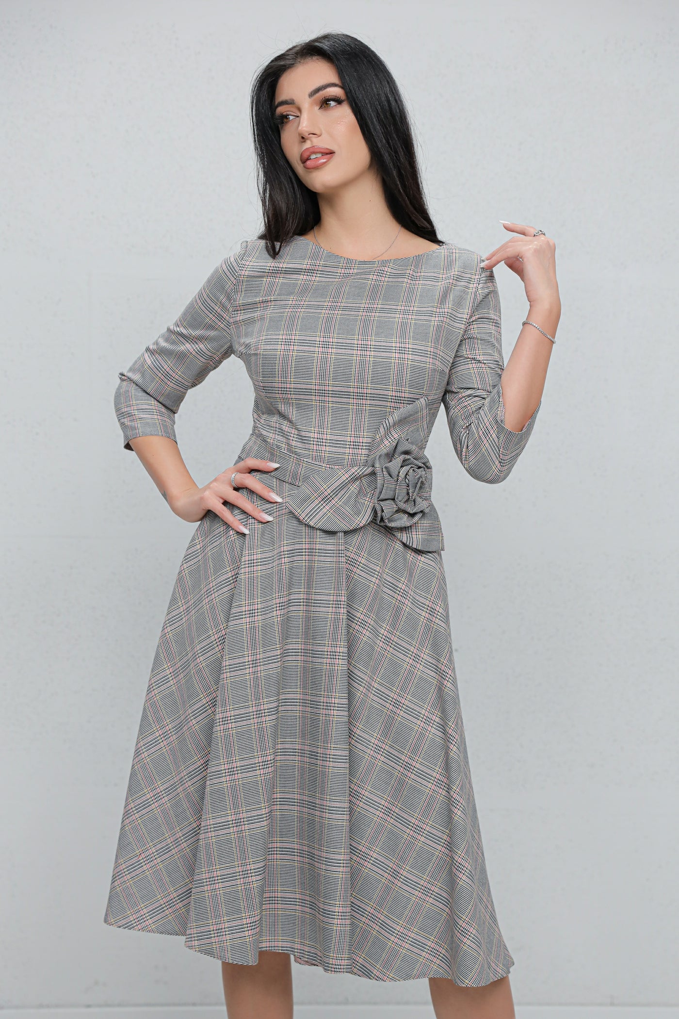 Rochie MBG gri cu carouri si floare 3D in talie