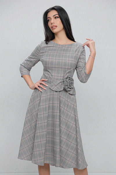 Rochie MBG gri cu carouri si floare 3D in talie