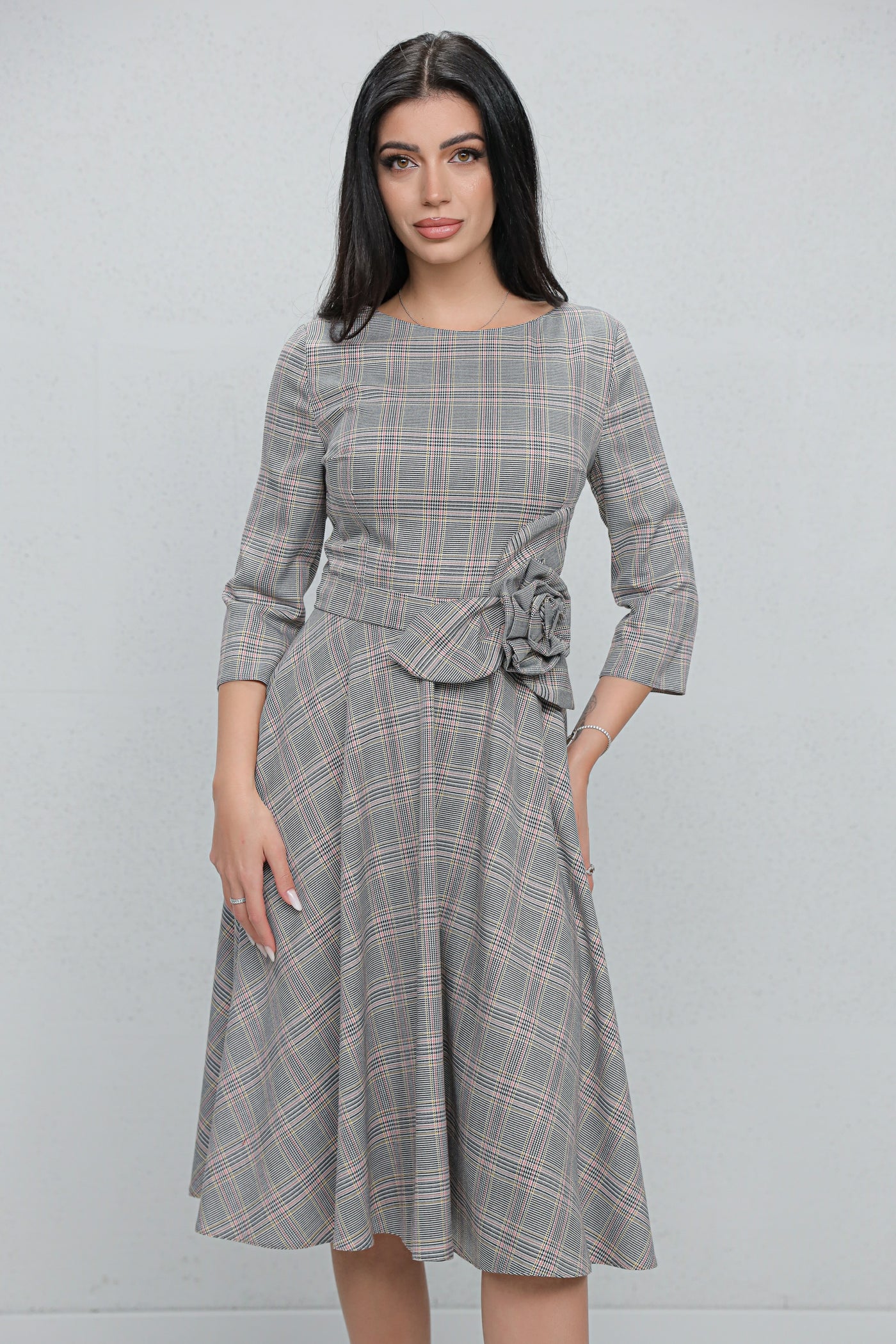 Rochie MBG gri cu carouri si floare 3D in talie