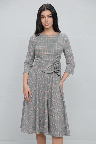 Rochie MBG gri cu carouri si floare 3D in talie