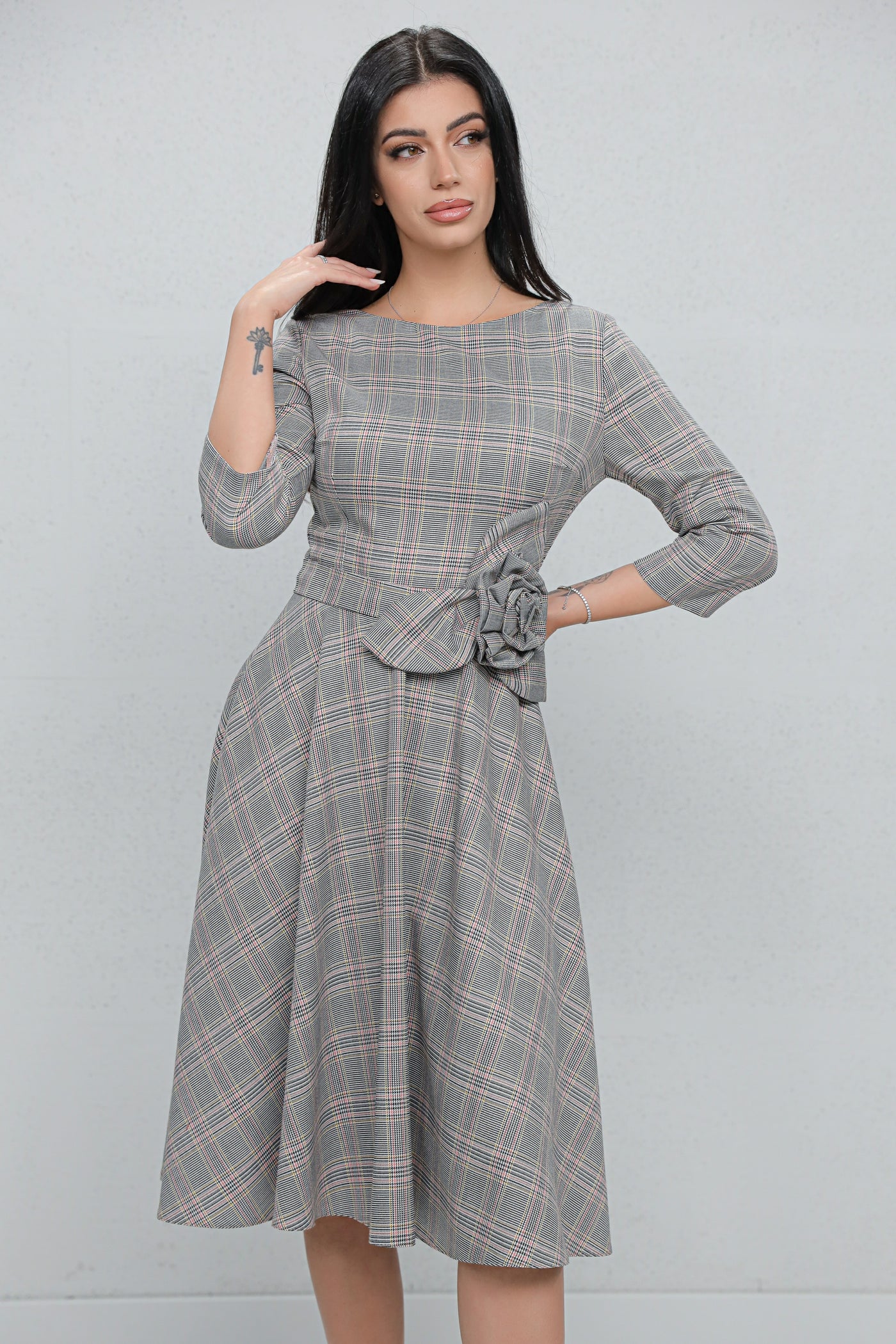 Rochie MBG gri cu carouri si floare 3D in talie