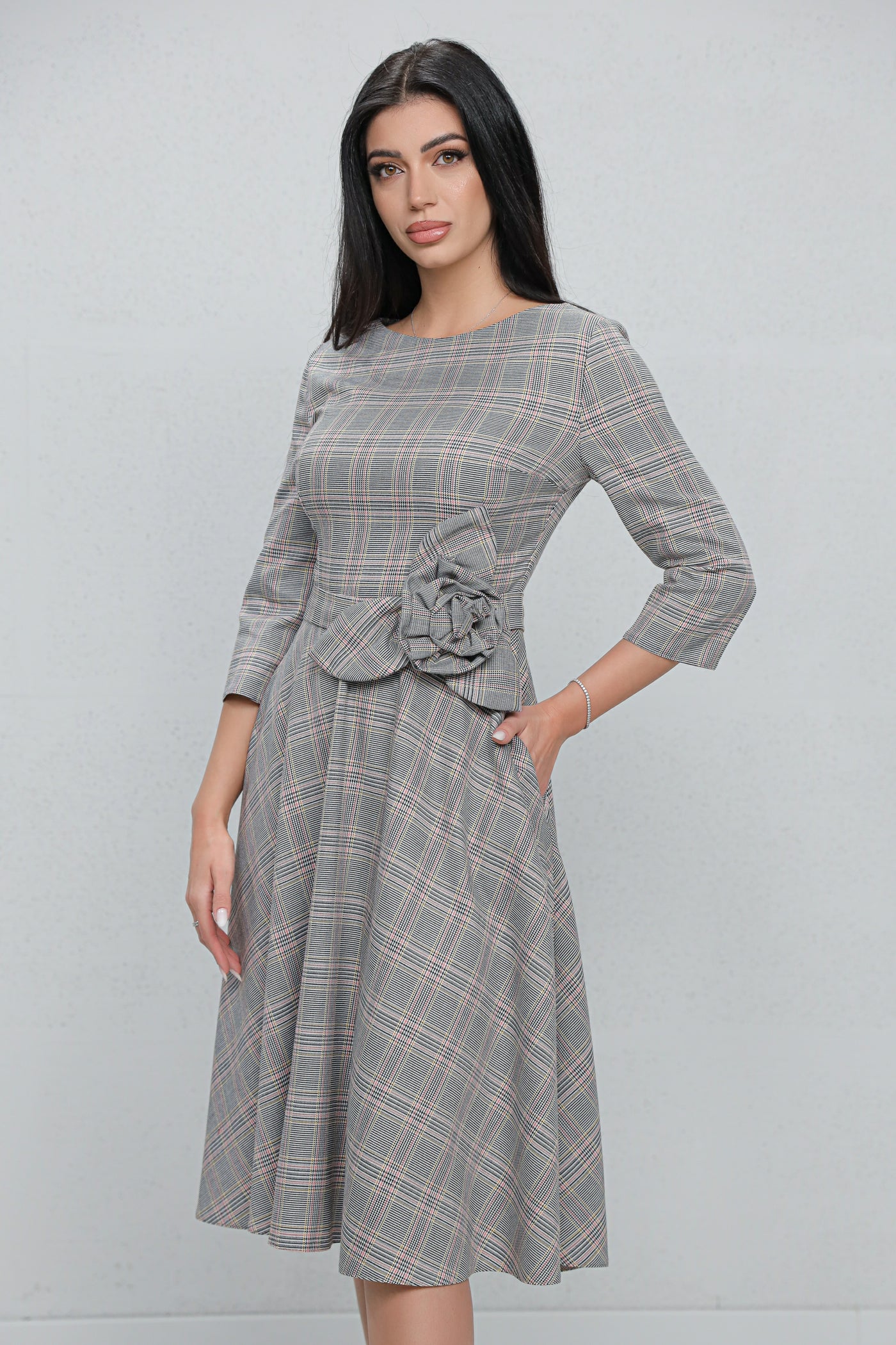 Rochie MBG gri cu carouri si floare 3D in talie