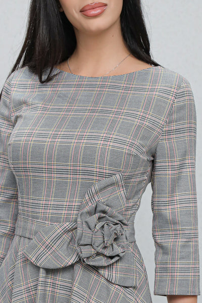 Rochie MBG gri cu carouri si floare 3D in talie