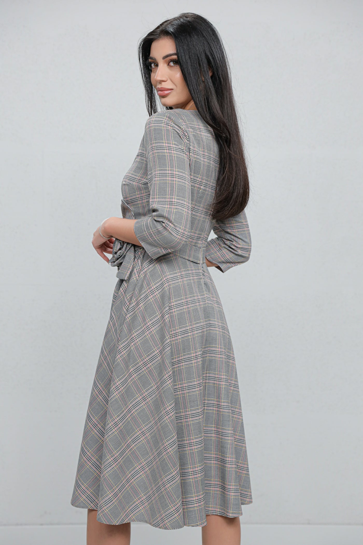 Rochie MBG gri cu carouri si floare 3D in talie