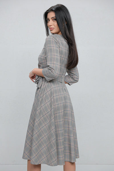 Rochie MBG gri cu carouri si floare 3D in talie