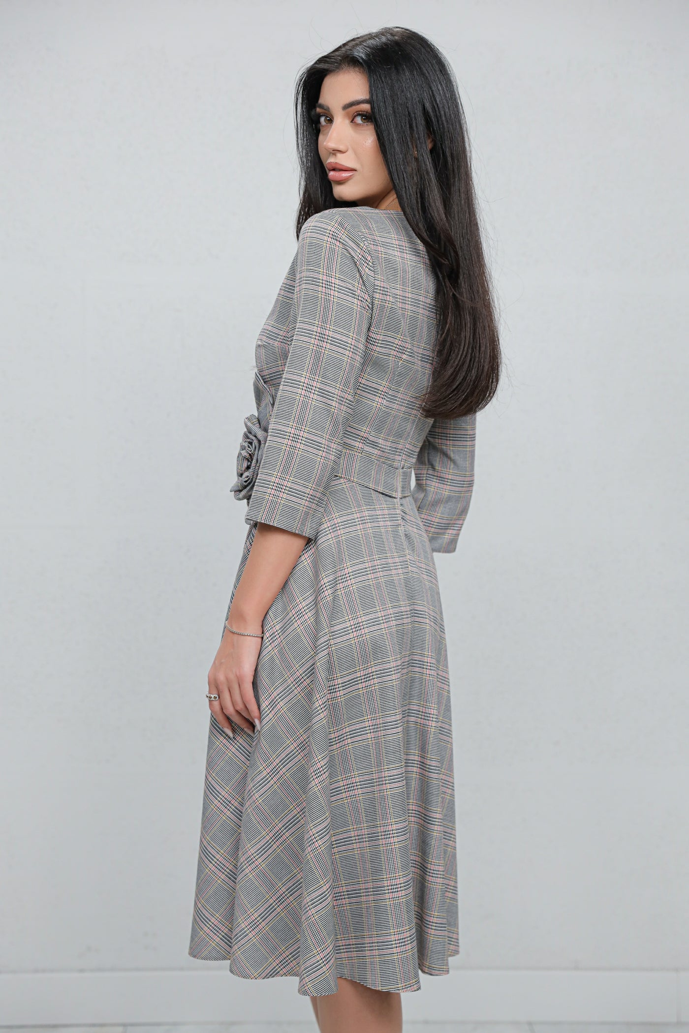 Rochie MBG gri cu carouri si floare 3D in talie