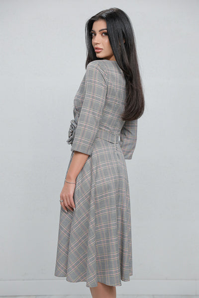 Rochie MBG gri cu carouri si floare 3D in talie