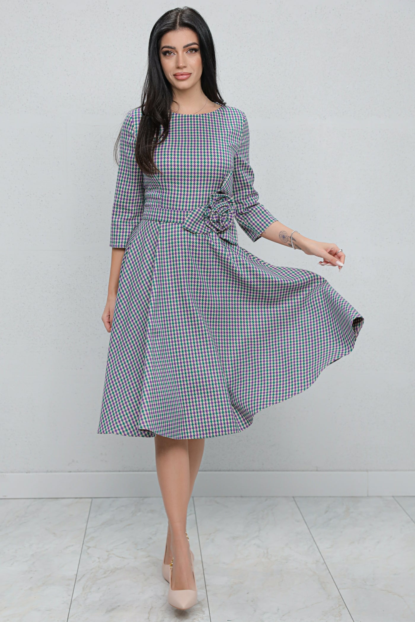 Rochie MBG bej cu carouri si floare 3D in talie