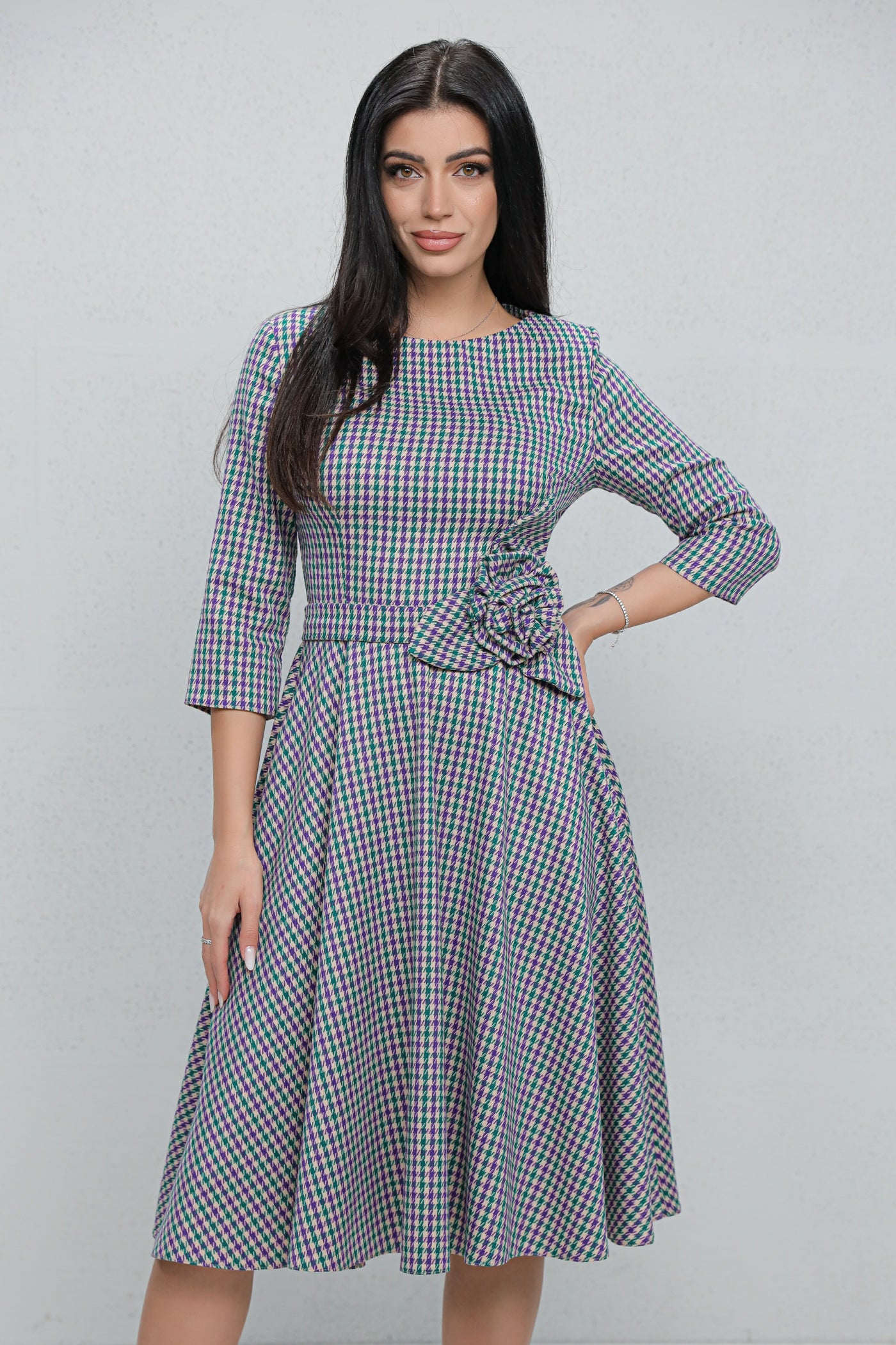 Rochie MBG bej cu carouri si floare 3D in talie