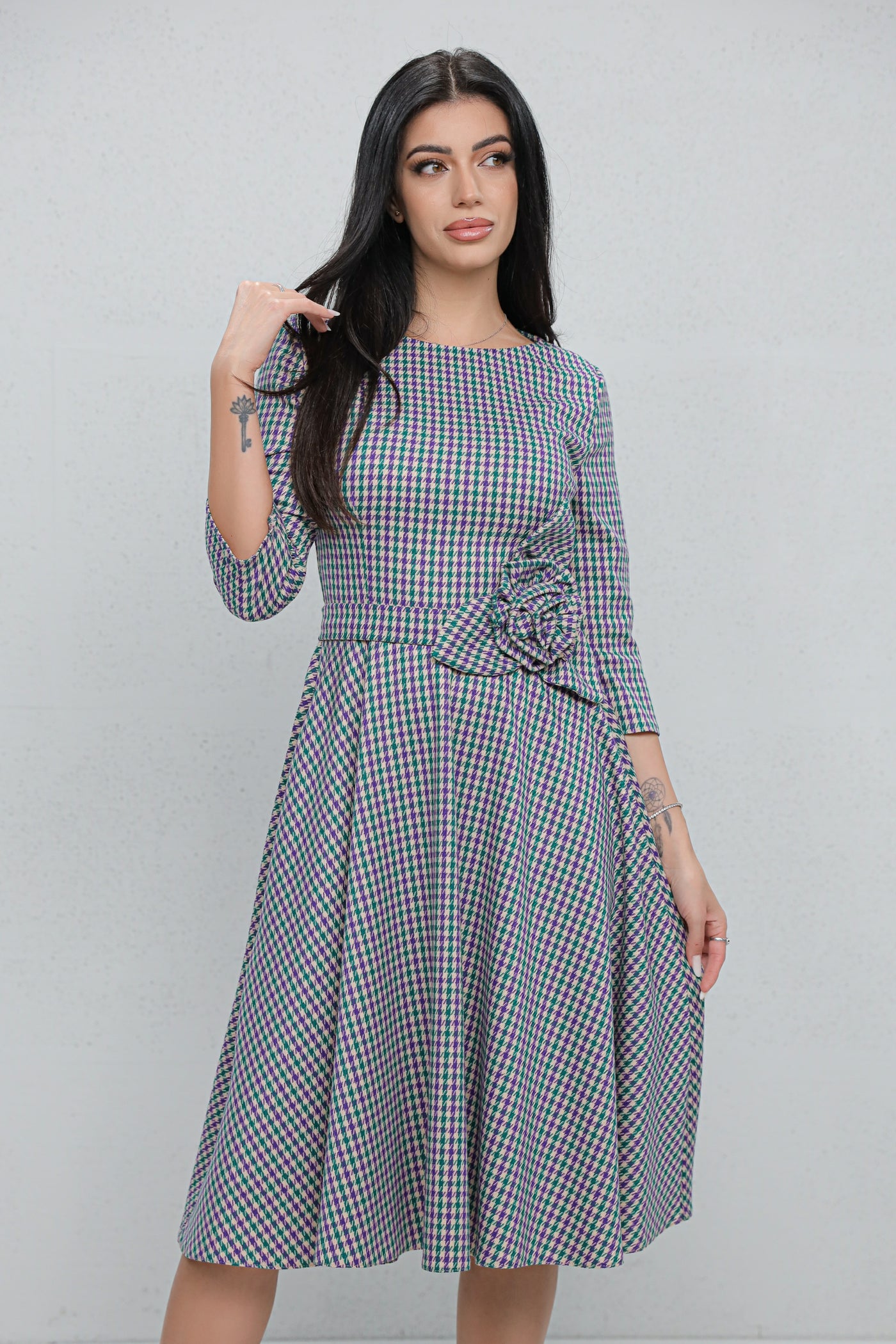 Rochie MBG bej cu carouri si floare 3D in talie