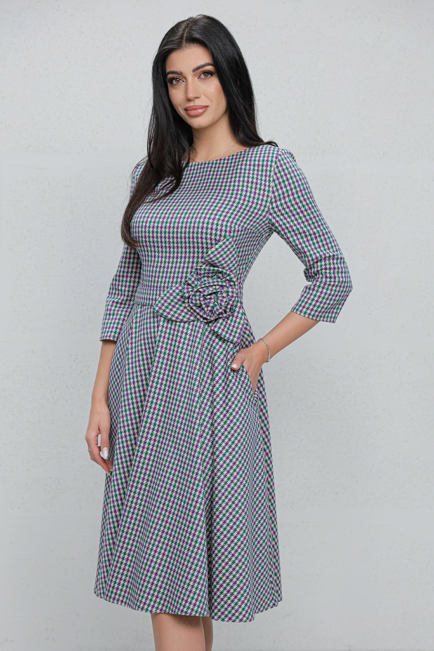 Rochie MBG bej cu carouri si floare 3D in talie