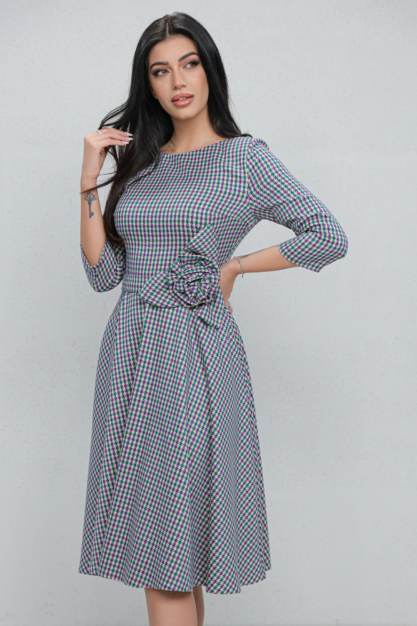 Rochie MBG bej cu carouri si floare 3D in talie