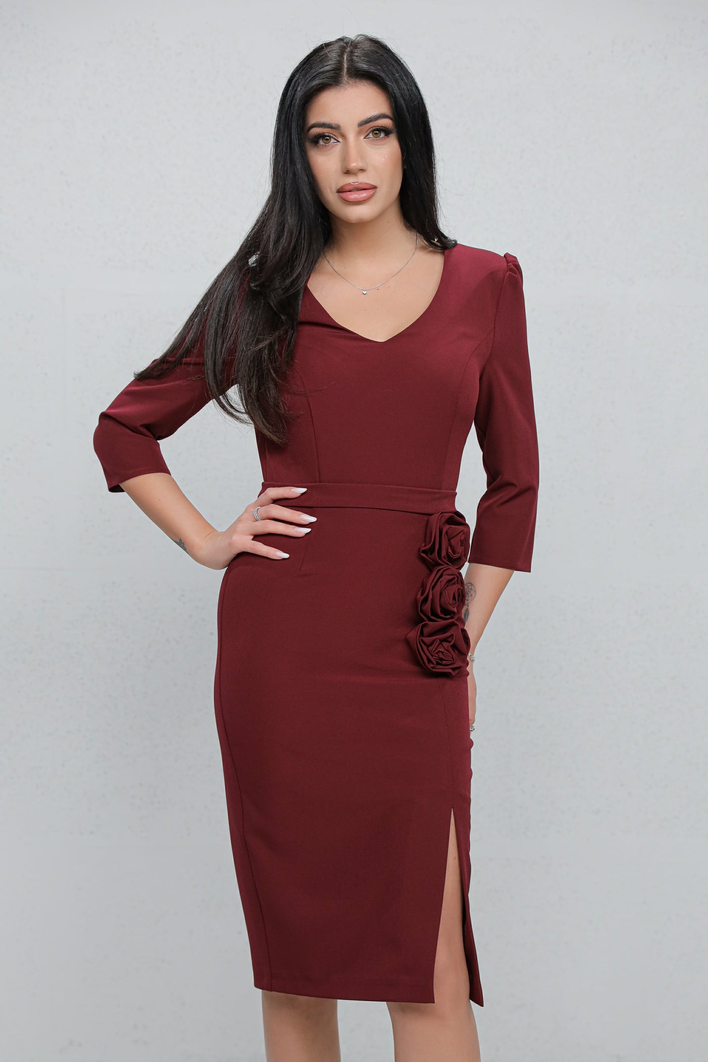 Rochie MBG bordo accesorizata cu trandafiri pe fusta