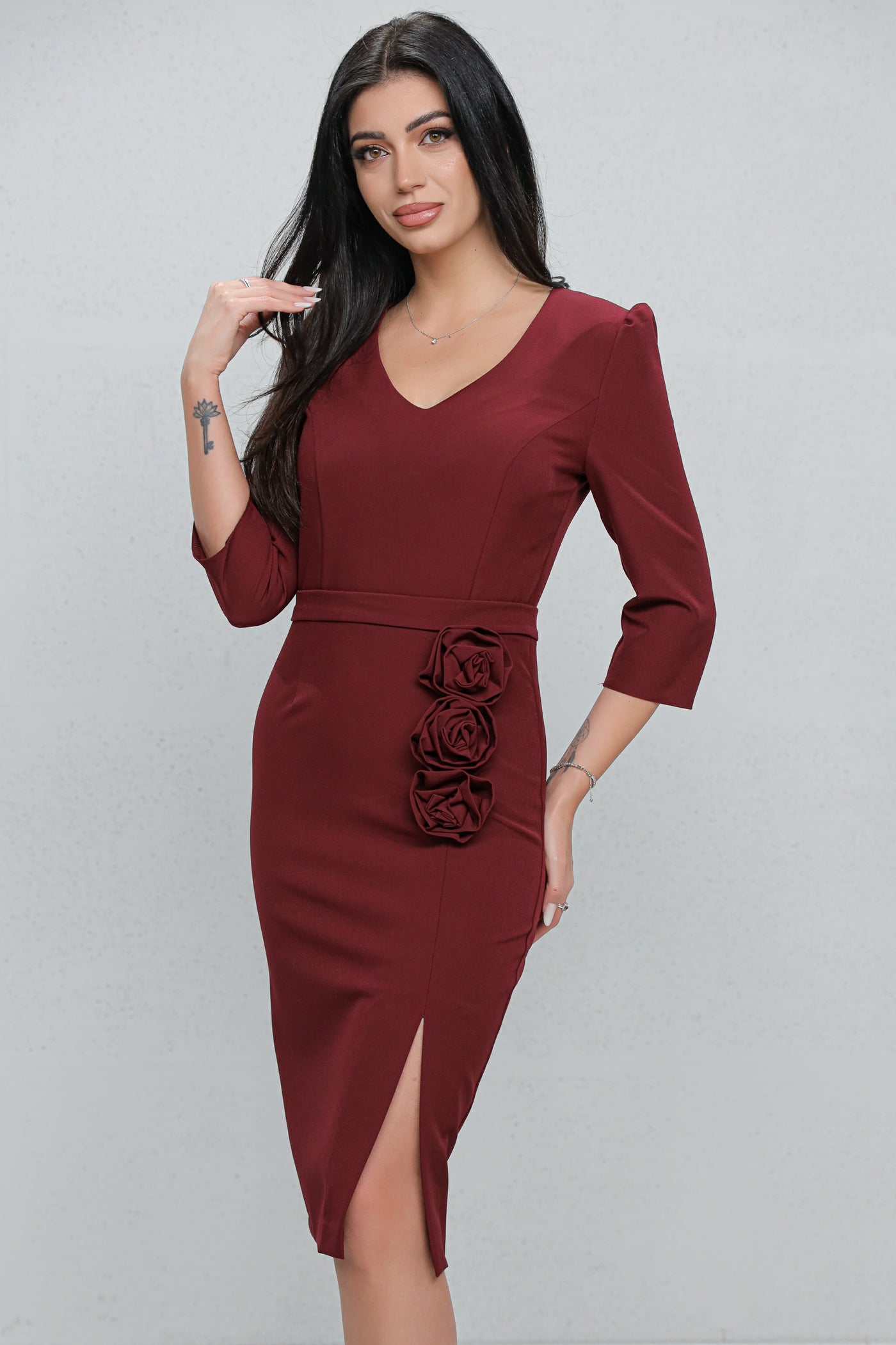 Rochie MBG bordo accesorizata cu trandafiri pe fusta