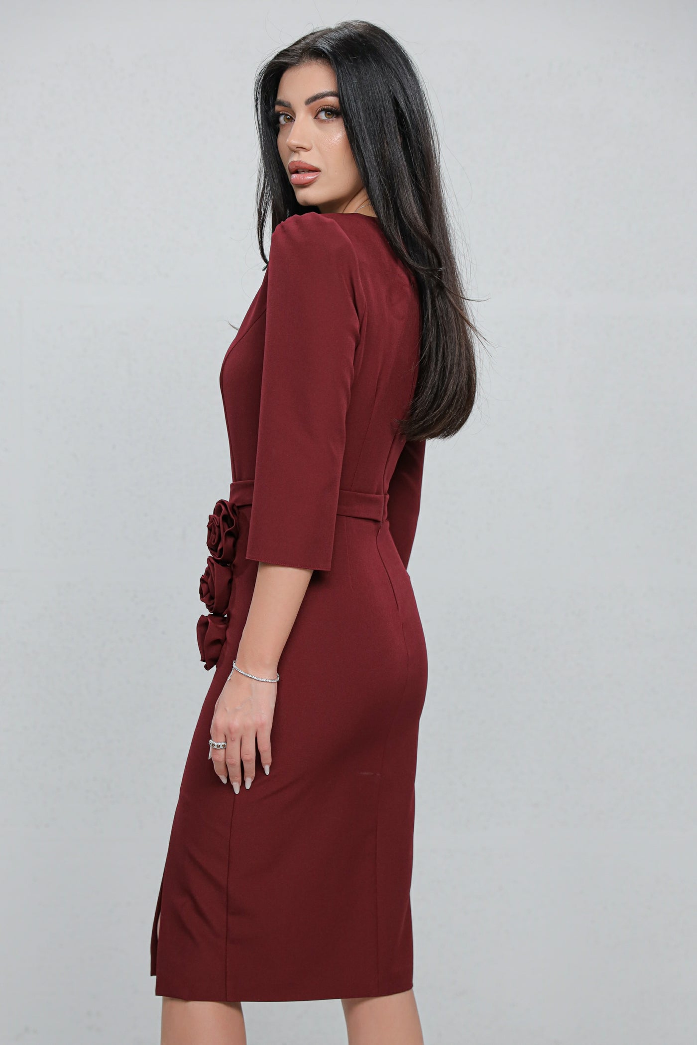 Rochie MBG bordo accesorizata cu trandafiri pe fusta