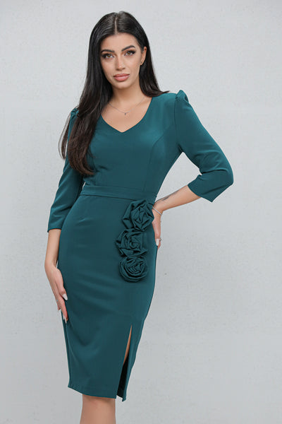 Rochie MBG verde accesorizata cu trandafiri pe fusta