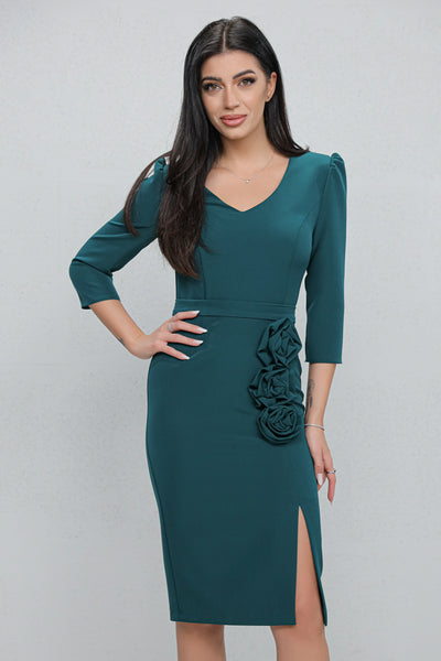 Rochie MBG verde accesorizata cu trandafiri pe fusta